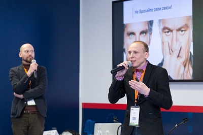 Бизнес-тренер Алексей Бабушкин ведет мастер-класс по нетворкингу в Москве