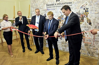 Алексей Бабушкин ведет церемонию открытия выставки Бизнес в объективе