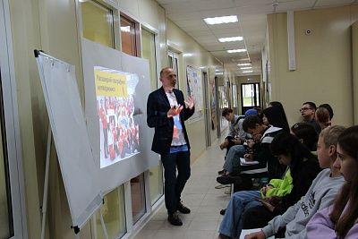 Алексей Бабушкин проводит тренинг по нетворкингу для школьников