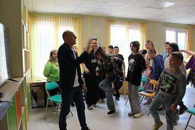 Бизнес-тренер Алексей Бабушкин ведет тренинг по коммуникации для школьников