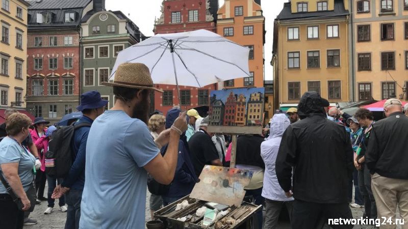 В Швеции людей призвали здороваться с прохожими