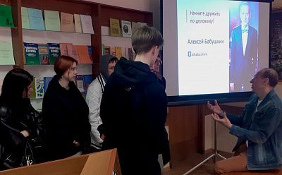 Бизнес-тренер Алексей Бабушкин отвечает на вопросы студентов после тренинга